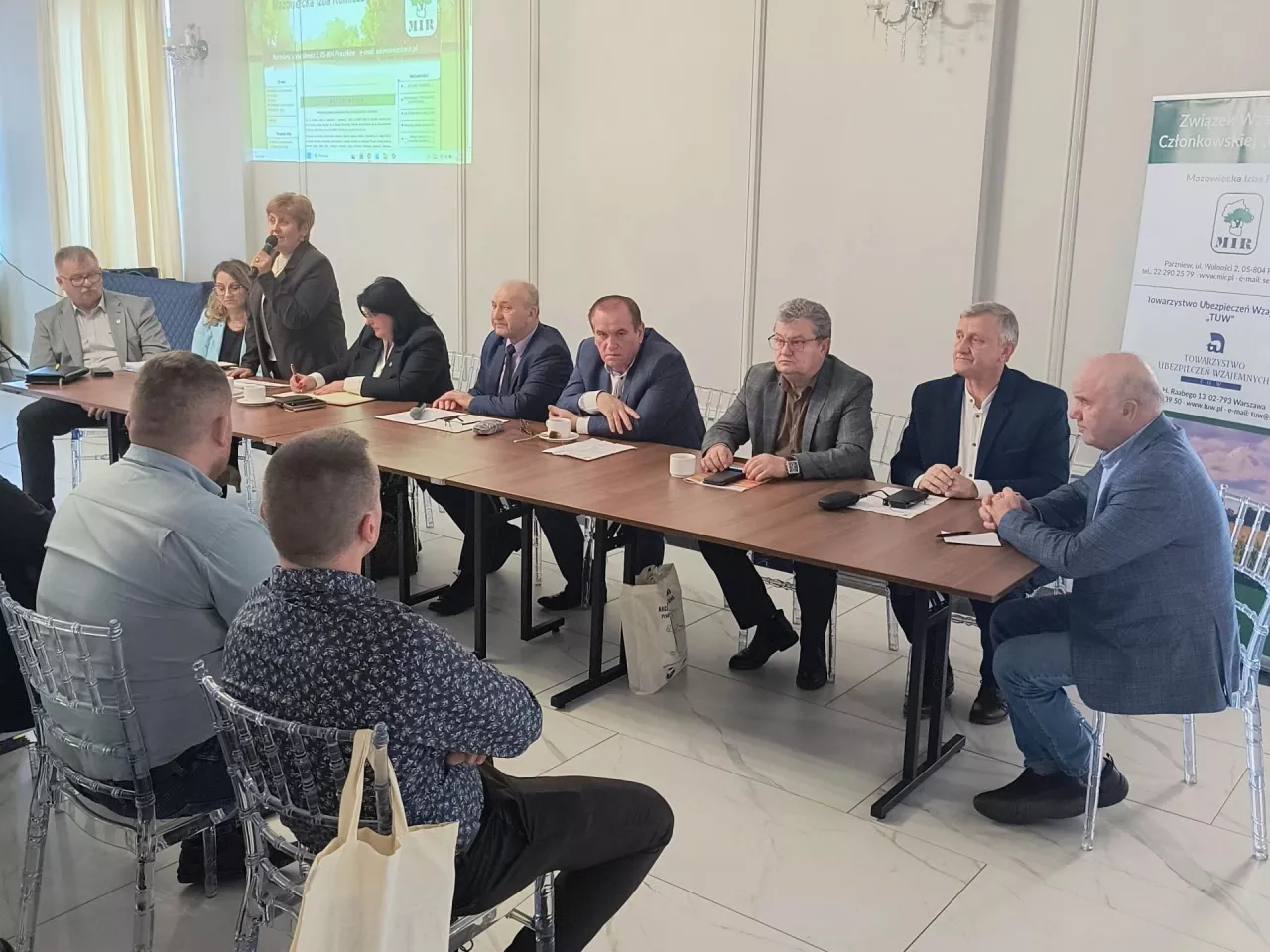 Stół prezydialny, przemawia Teresa Orowiecka