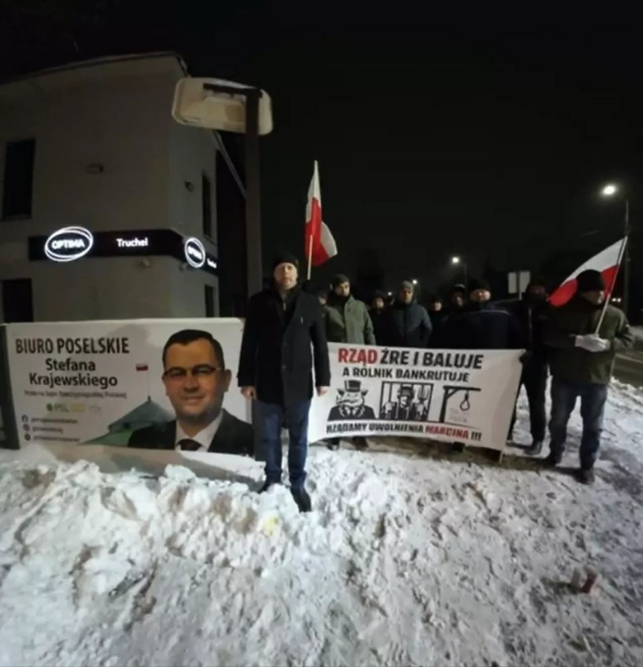 Rolnicy pikietowali pod biurem poselskim ministra Stefana Krajewskiego w Zambrowie