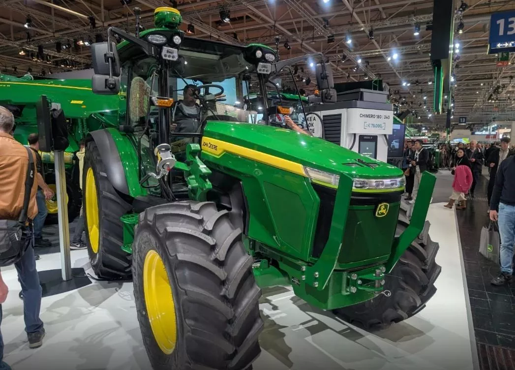 Elektryczny ciągnik John Deere coraz bliżej. 130 KM i 195 kWh mocy