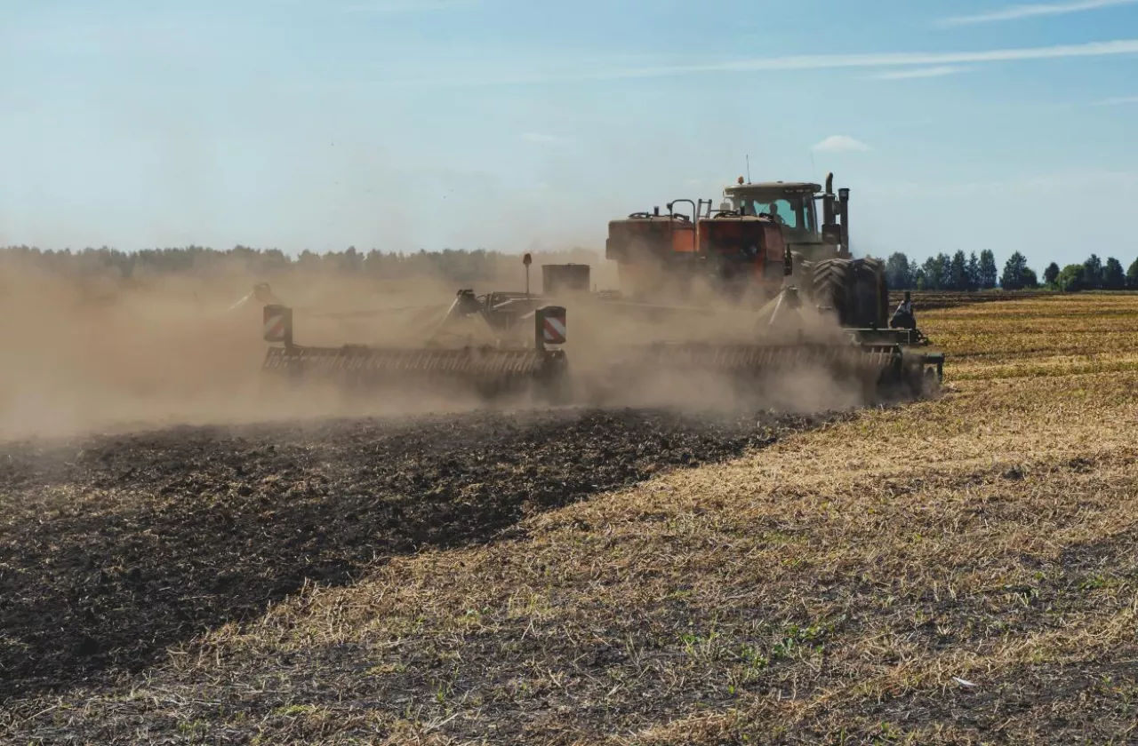 orka, ciągnik, pole, rolnictwo, susza, uprawa, zmiany klimatu, gleba, kurz