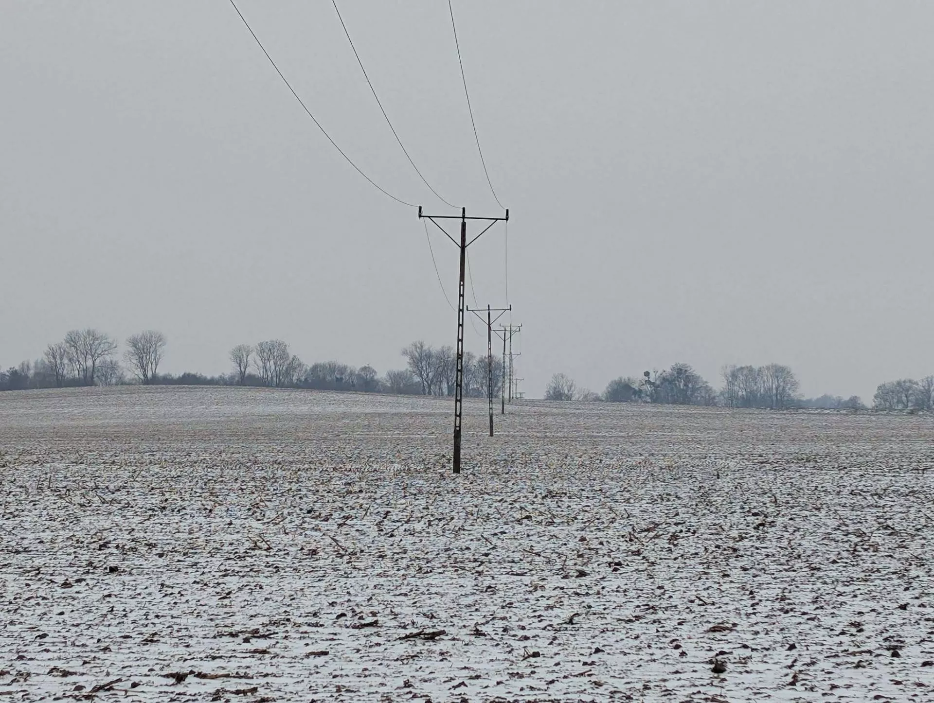 Firma chce wjechać na pole z ciężkim sprzętem. Czy rolnik musi się zgodzić?