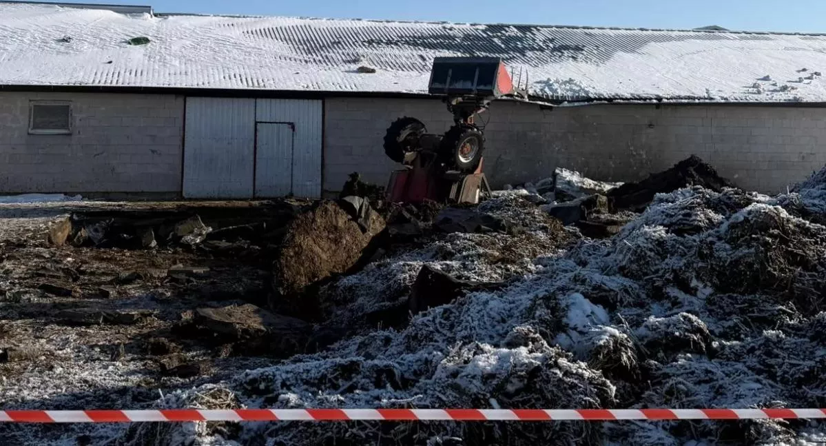 Wybuch w gospodarstwie. Ładowarka wpadła do szamba, dwie osoby ranne