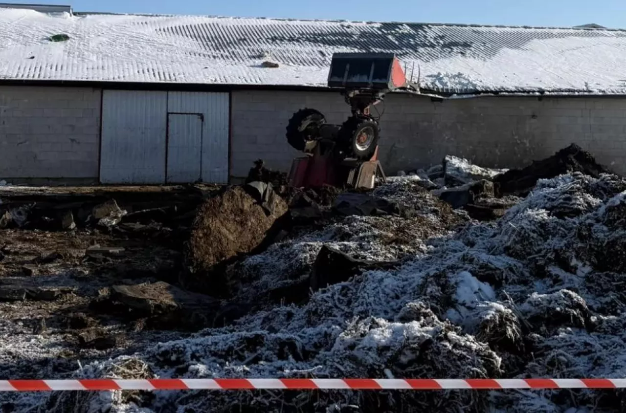 Wybuch w gospodarstwie. Ładowarka wpadła do szamba, dwie osoby ranne