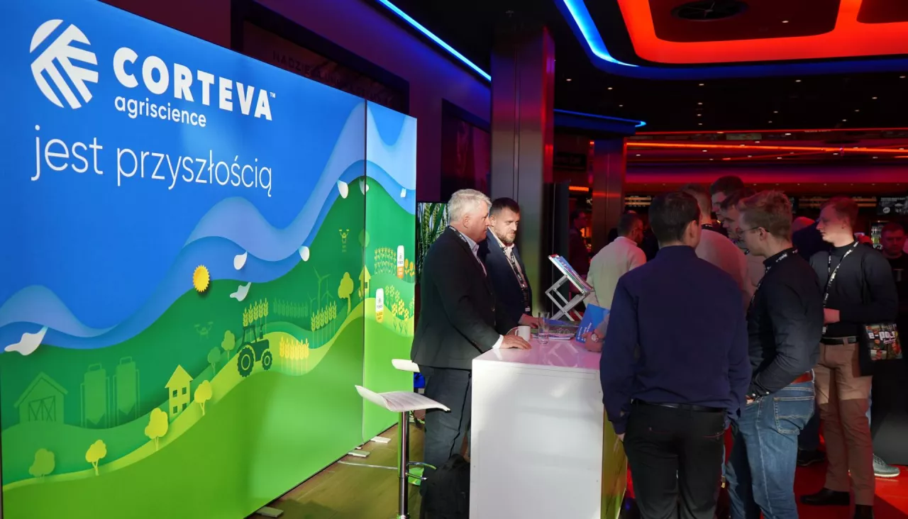 ludzie banery rozmowy na konferencji