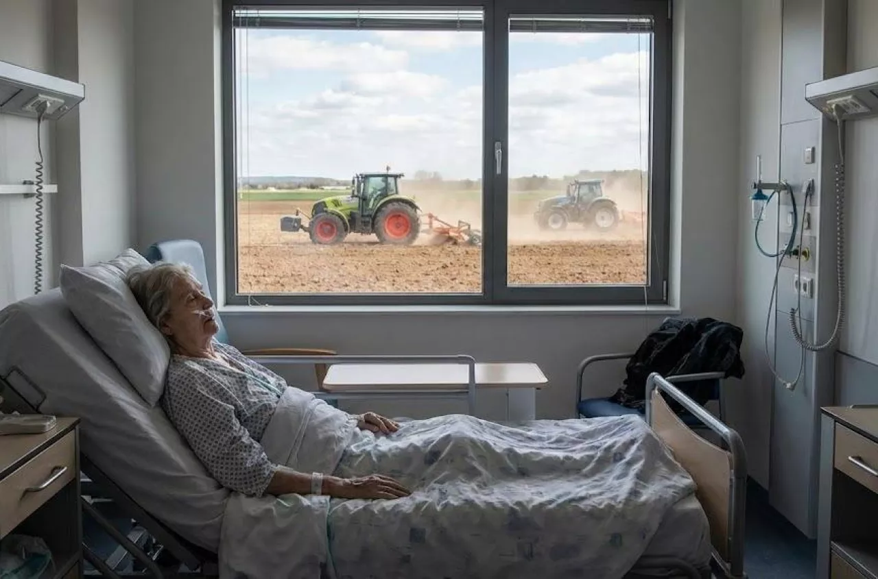Rolnik zapłaci za dom opieki i straci świadczenie? Wielu o tym nie wie