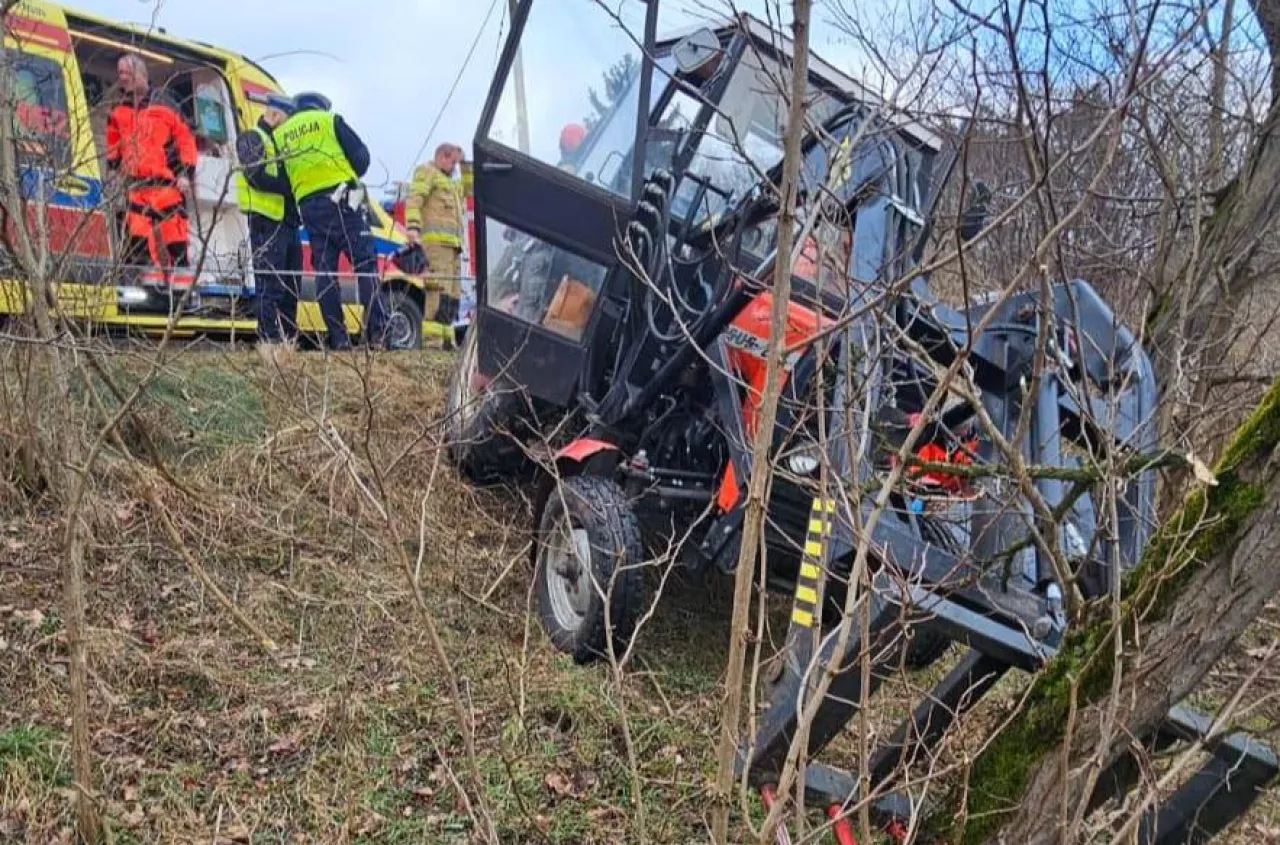 Ursus wypadł z drogi i uderzył w drzewo. Nie żyje 60-latek