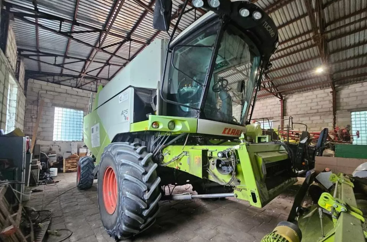 Państwowa stadnina wyprzedaje maszyny. Ciągniki, kombajn i sprzęt w niskich cenach