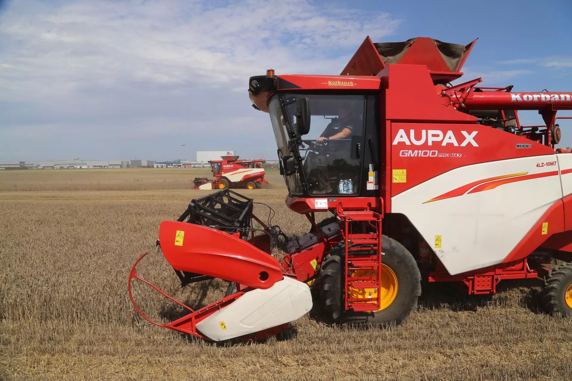 Tani kombajn z Chin wjeżdża na pola. Ile już sprzedano w Polsce?