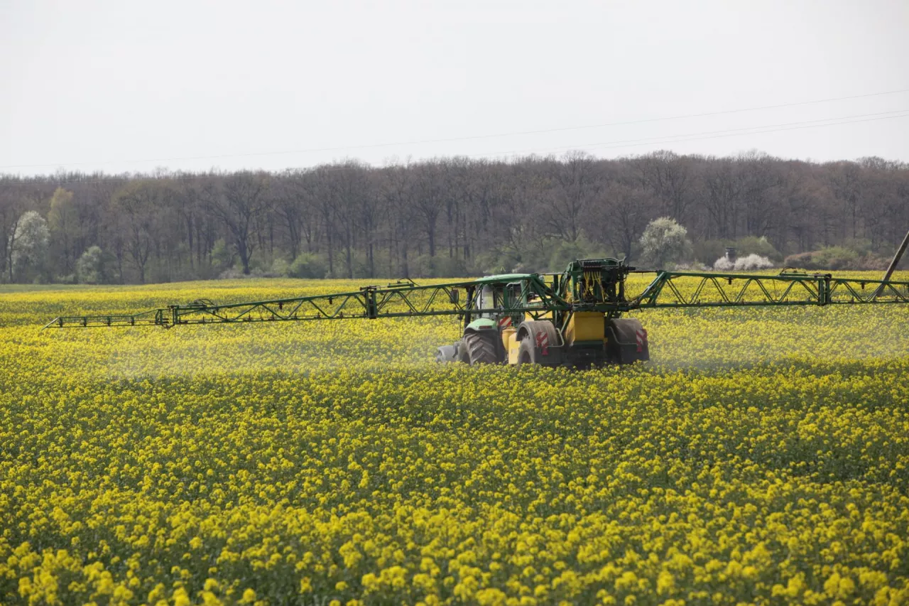 Rok 2026 przyniesie rewolucję w stosowaniu środków ochrony roślin. Dla rolników oznacza to więcej kontroli, mniej dostępnych preparatów i konieczność przejścia na cyfrową dokumentację pod groźbą wysokich kar.