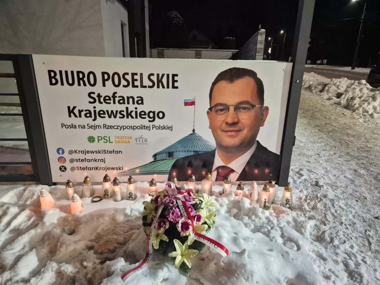 Znicze i wieniec pod biurem ministra. Policja wyjaśnia, dlaczego wzywa rolników