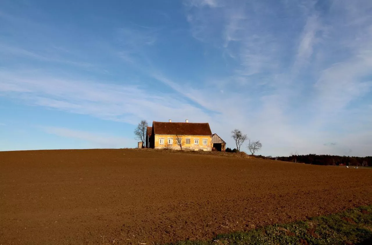 Umowa dożywocia a przekazanie gospodarstwa. Czy rodzice mogą odebrać ziemię?