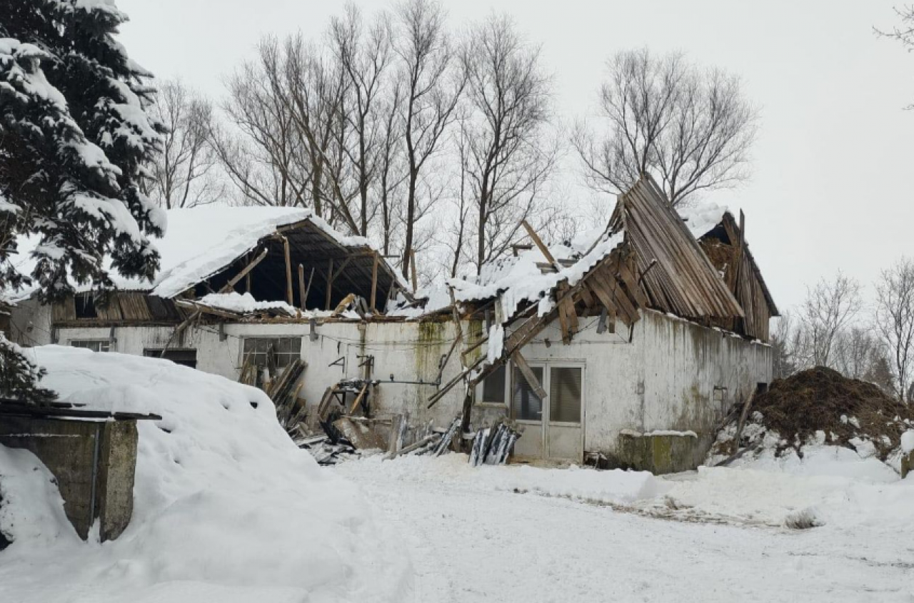 Śnieg zniszczył dach rolnika. Dlaczego ubezpieczyciel odmówił wypłaty?