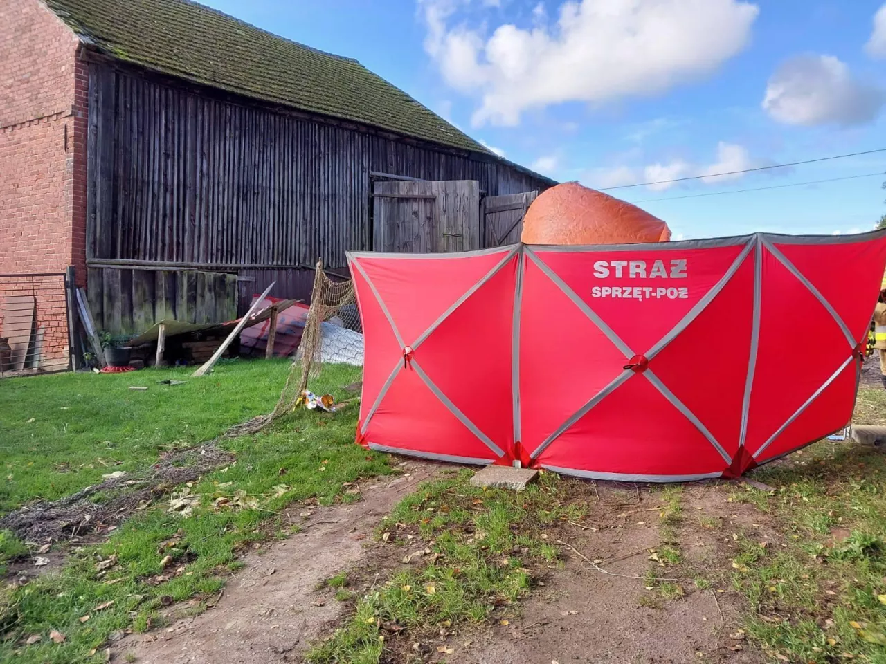 Strażacki parawan zasłaniający miejsce śmiertelnego wypadku