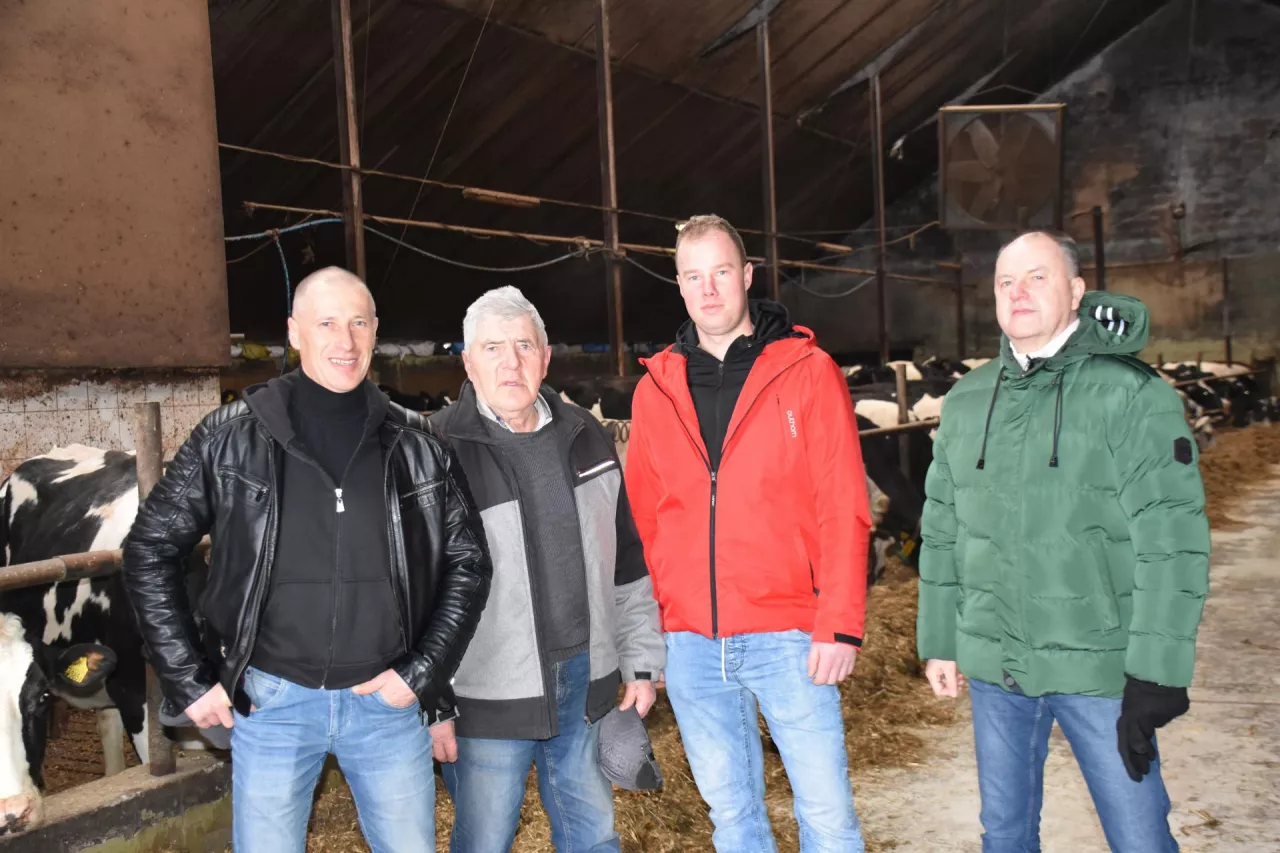 O lewej:Daniel, Paweł i Mateusz Bochenkowie (trzy pokolenia rodziny Bochenków w wydaniu męskim) oraz Leszek Markowski – kierownik działu skupu MSM Mońki