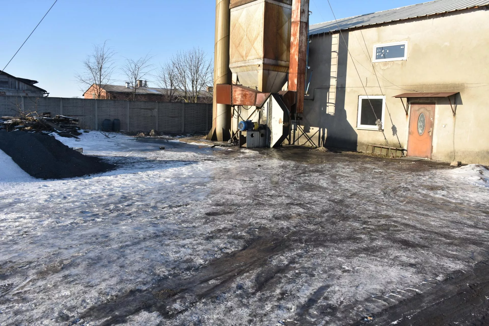 Bydło i śliskie podwórza groźniejsze niż kombajn? Nowe dane KRUS