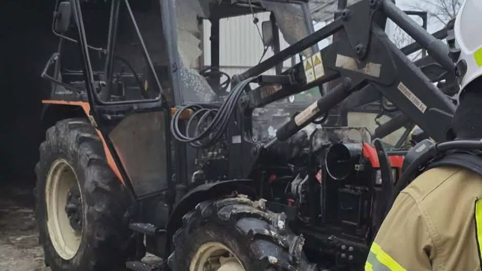 Ogrzewał ciągnik farelką. Maszyna spłonęła, straty: 80 tys. zł