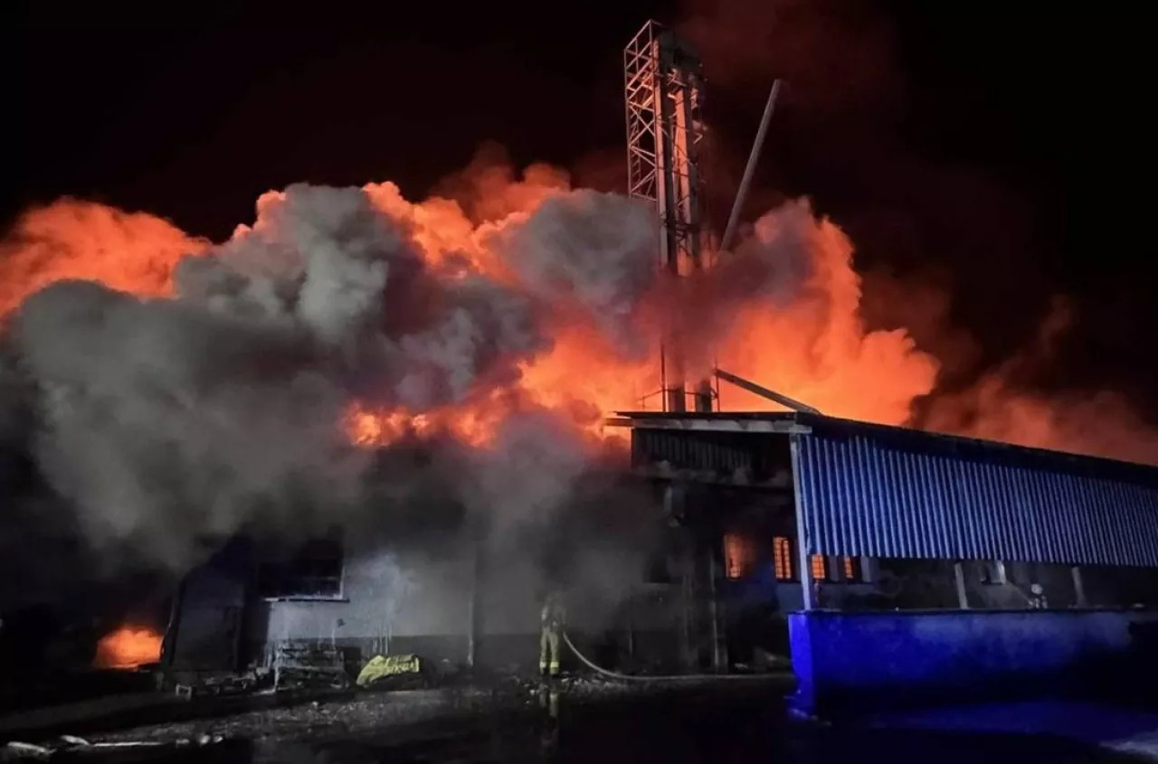 Pożar hali pełnej zboża. 20 zastępów w akcji, ewakuacja mieszkańców