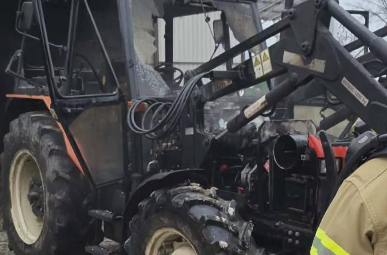 Ogrzewał ciągnik farelką. Maszyna spłonęła, straty: 80 tys. zł