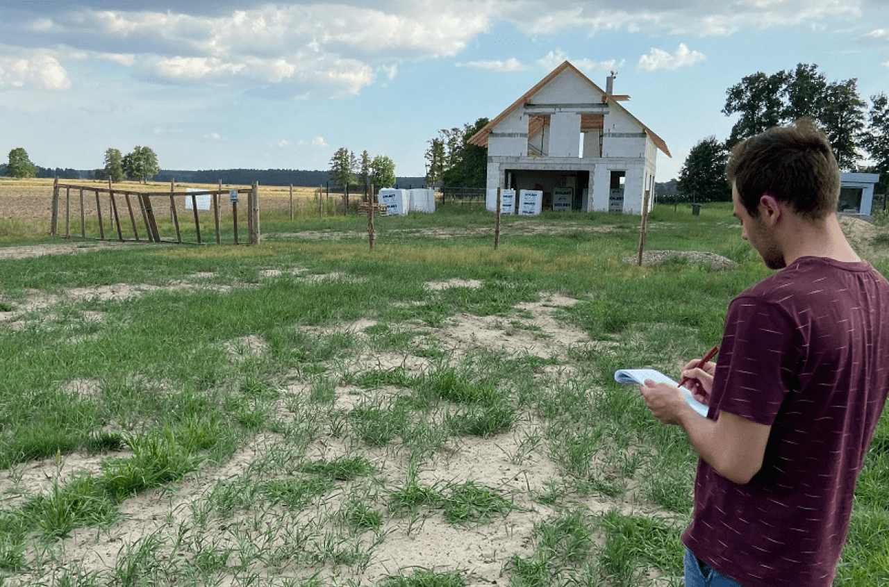 Sąsiad może wejść na Twoją działkę? Sąd: to zgodne z prawem