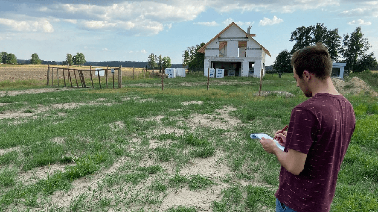 Czy sąsiad może wejść na moją nieruchomość, by wykonać z niej prace na swojej działce?