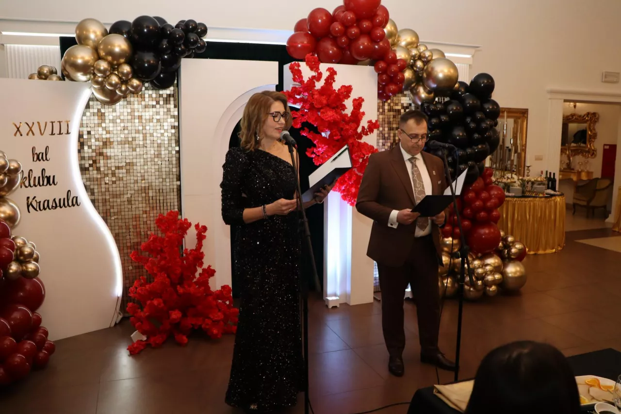 Uczestników balu powitała Małgorzata Miklaszewska-Kocielnik oraz Dariusz Sztyber, wiceprezes Klubu Hodowców Bydła Krasula