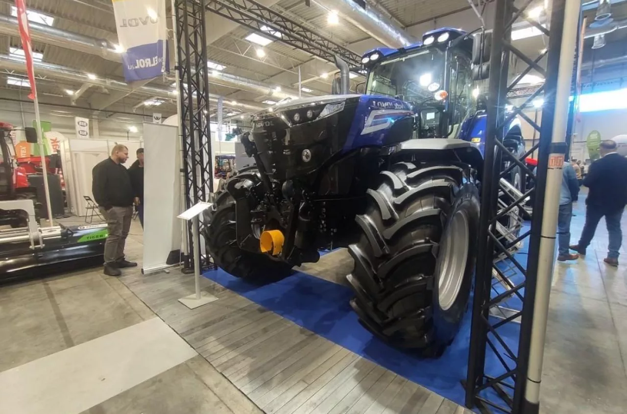 Nowy Lovol z Chin w Polsce. Ile kosztuje 300-konny ciągnik?
