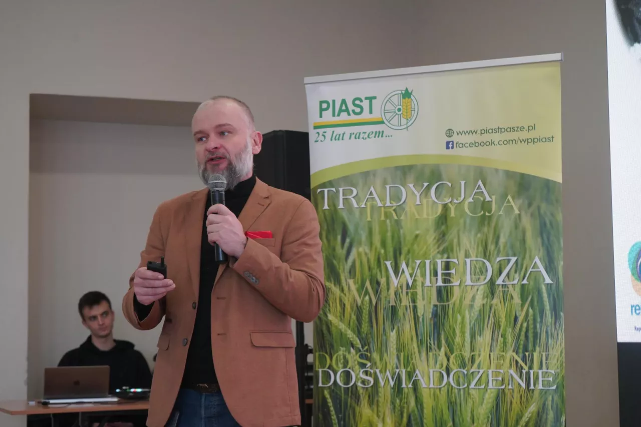 Dr Michał Plewik na wykładzie Akademii Zdrowej  Krowy w Kiernozi