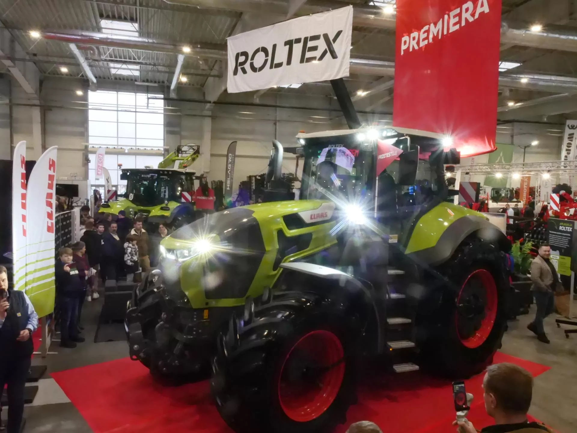450 KM i półgąsienice. Polska premiera nowego CLAAS AXION 9