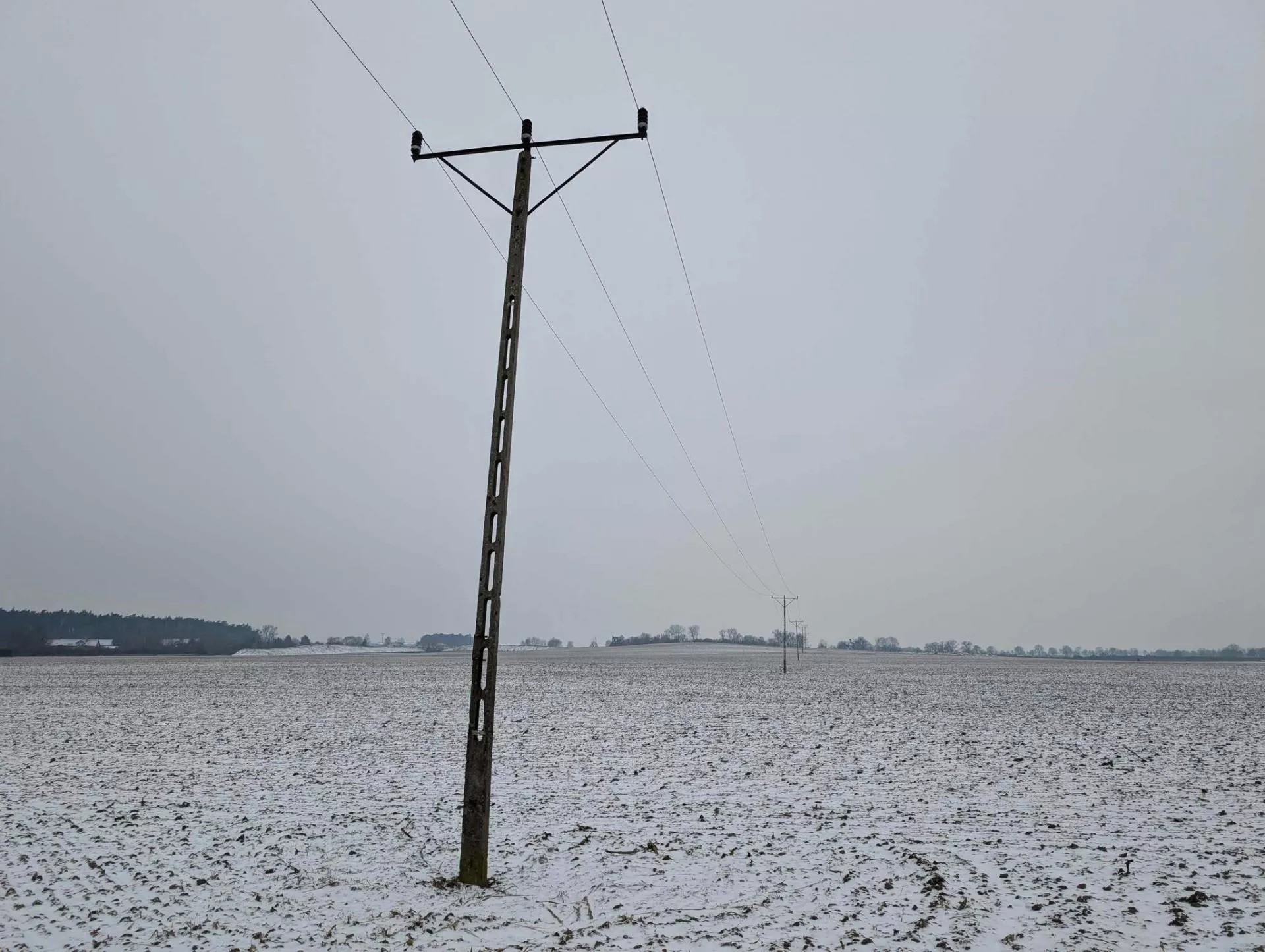 Słup stoi na twoim polu? Sprawdź, ile możesz dostać