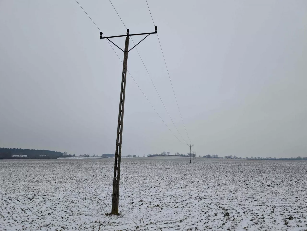 Z tytułu obecności słupa energetycznego na polu rolnikowi przysługuje wynagrodzenie w ramach służebności przesyłu