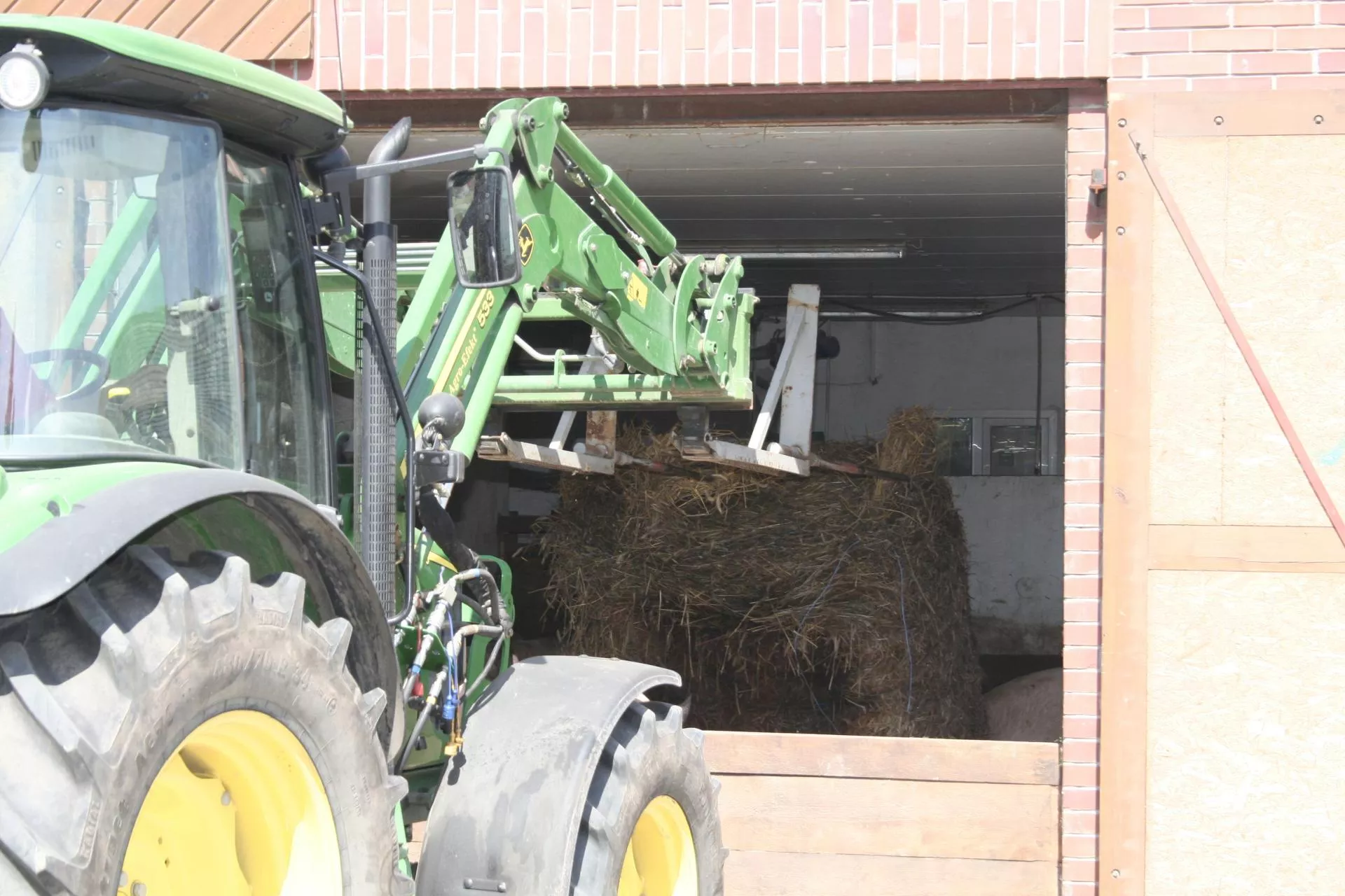 Balot słomy przygniótł rolnika. Tragiczny wypadek w gospodarstwie