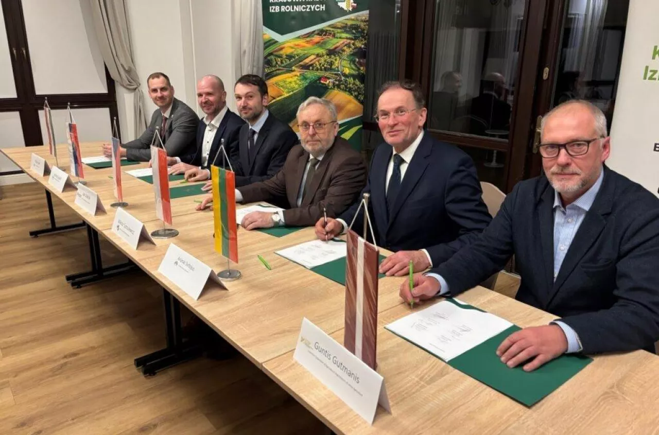 Ceny mleka spadają. KE uruchomi rezerwę rolną?