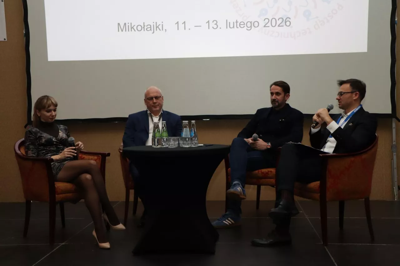 W debacie na temat sztucznej inteligencji wzięli udział (od lewej): Inez Sokólska, Maciej Kowalik, Karol Stryja oraz prowadzący - Łukasz Spicak