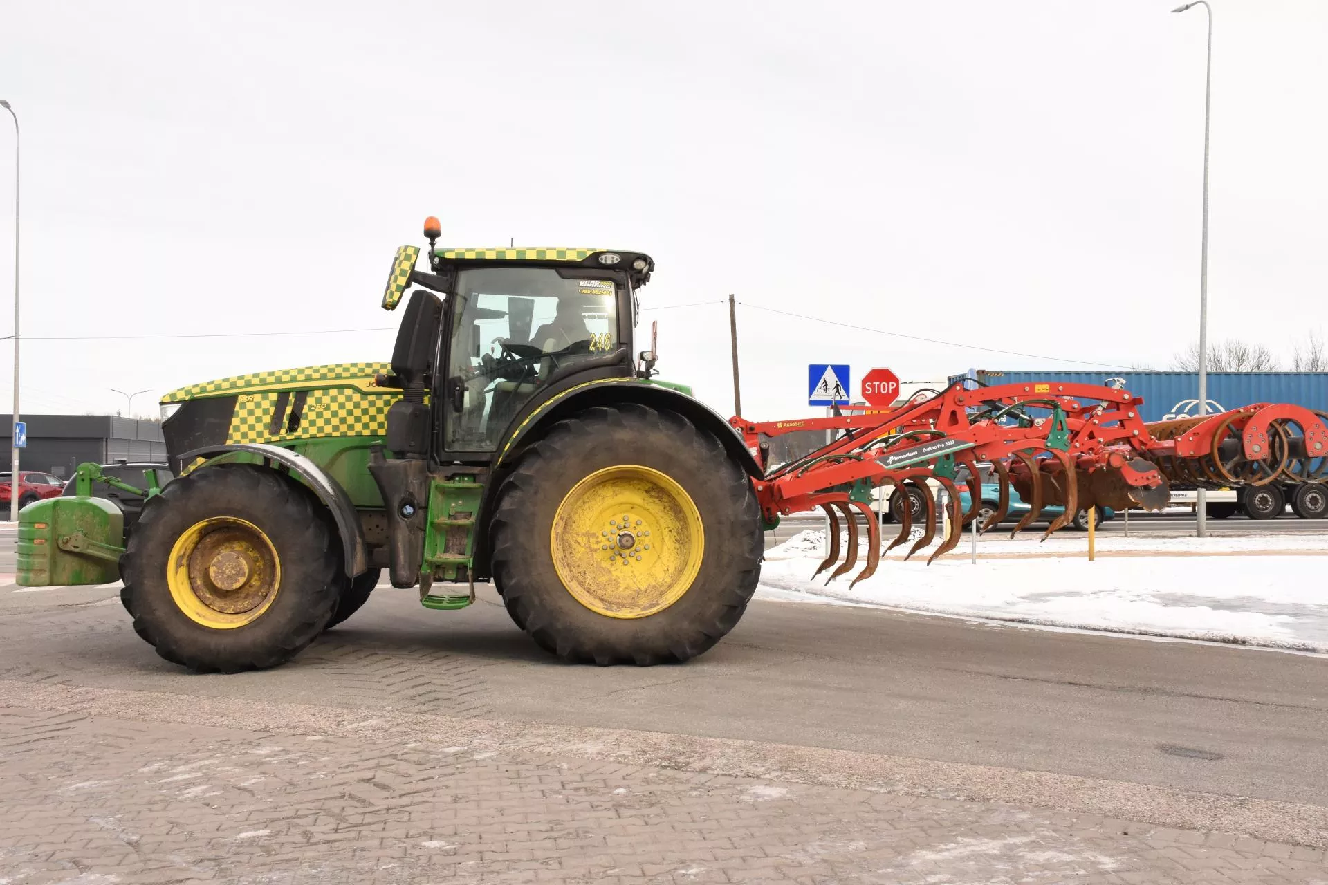 Ciągnik na wynajem zamiast zakupu. Rolnik zrobił 60 ha za 210 zł/ha