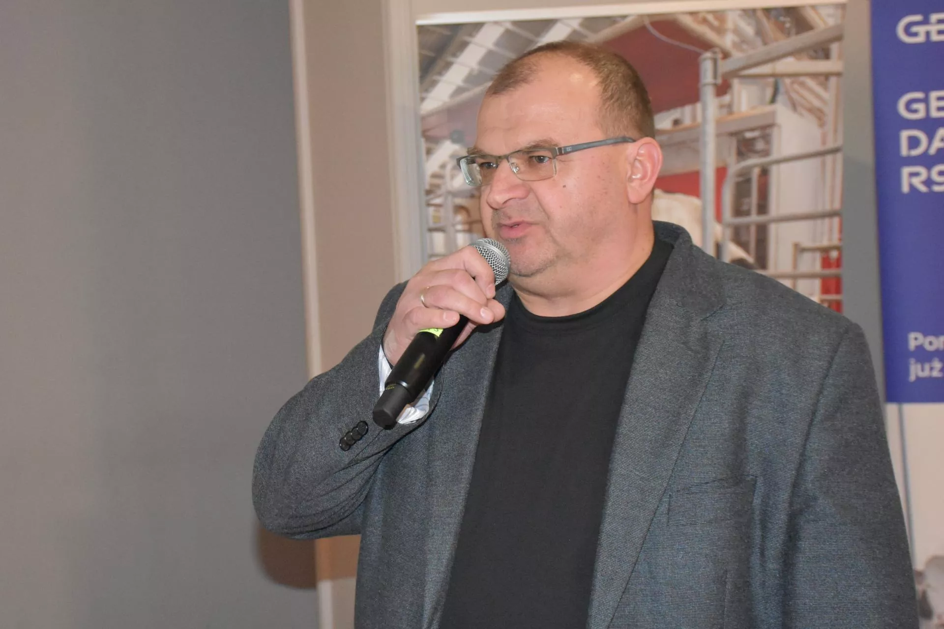 System sam karmi i ścieli w oborze. Jedna osoba obsługuje 500 krów