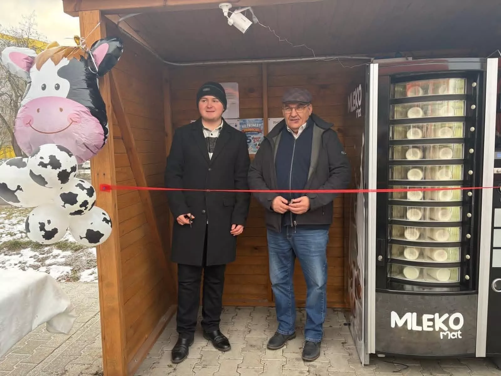 Rolnik postawił drugi mlekomat po 3 tygodniach. Mleko po 7,50 zł znika w kilka godzin