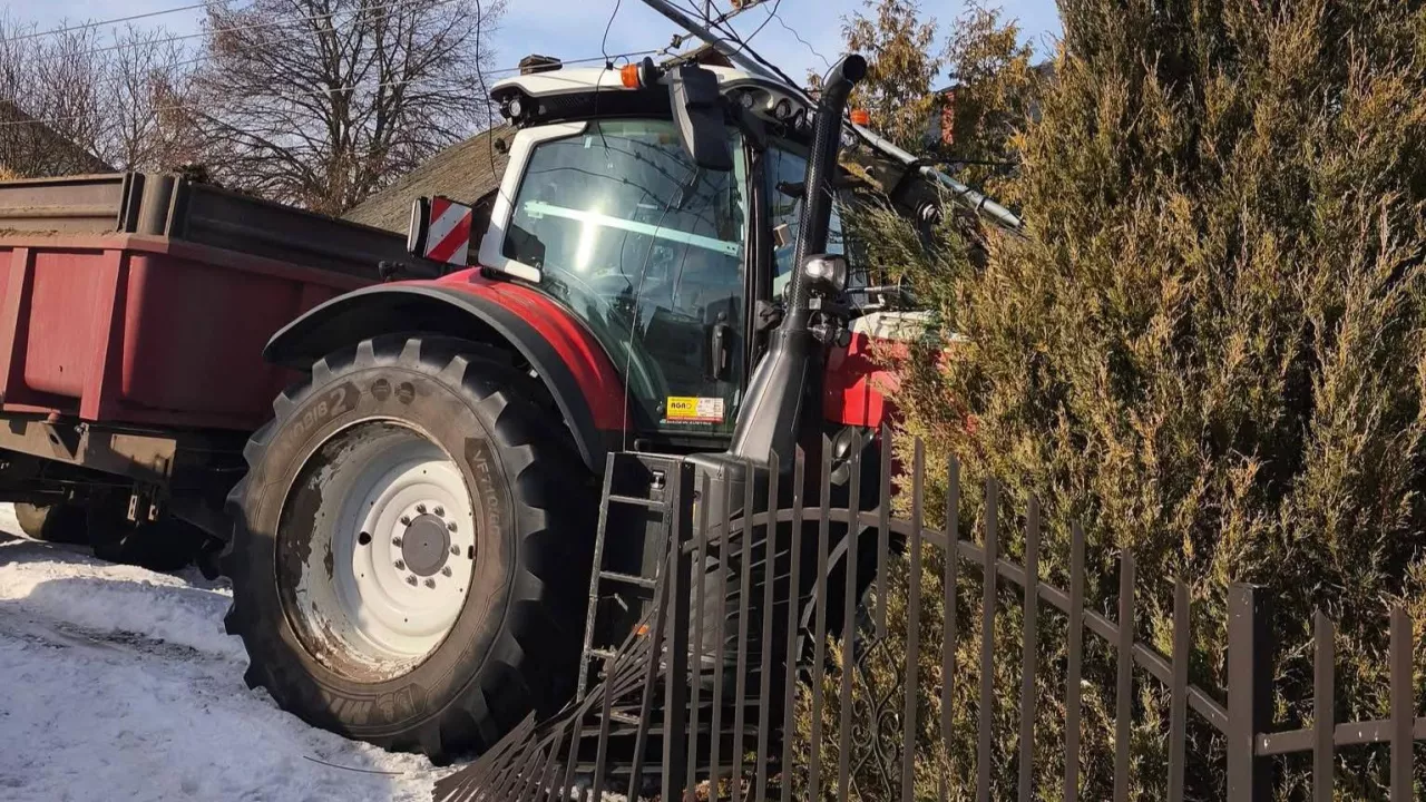 Ciągnik wypadł z drogi i uderzył w słup energetyczny na posesji