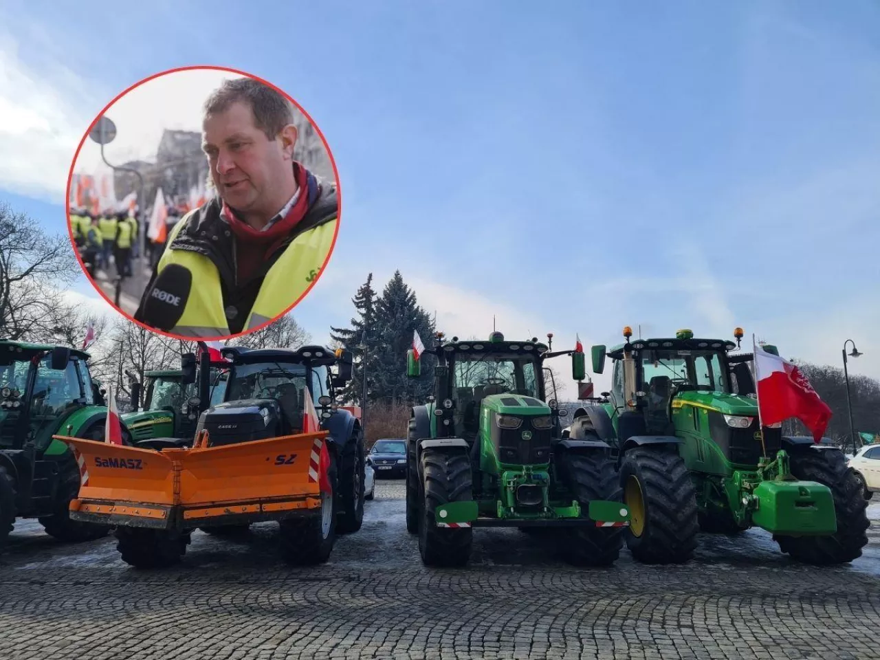 protest we Wrocławiu 20 lutego 2026, ciągniki oflagowane pod DUW, twarz organizatora protestu Adriana Wawrzyniaka w kółeczku