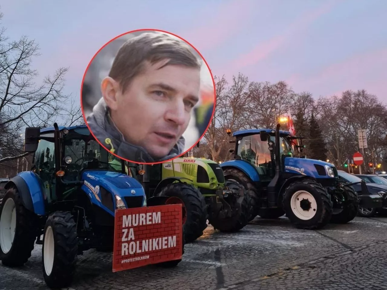 ciągniki stojące pod DUW podczas manifestacji 20 lutego 2026 we Wrocławiu, w kółeczku twarz Łukasza Smolarczyka z Izby Rolniczej w Opolu