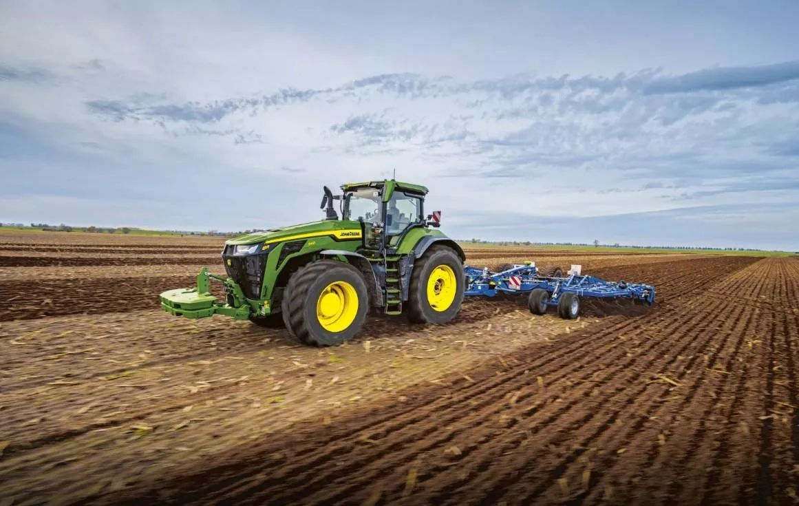 Najmocniejszy „zwykły” ciągnik świata. Nowy John Deere ma choćby 634 KM