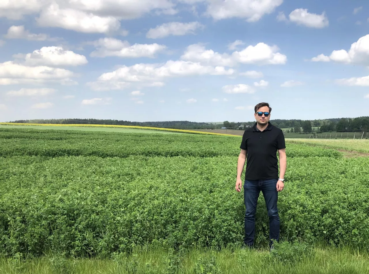 Patryk Pawlak od wielu lat lustruje wspólnie z rolnikami użytki zielone, lucerniki, doradza, ocenia plantacje i podpowiada, jak sobie radzić i na co szczególnie uważać w danym sezonie