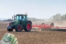 pole, traktor, banknoty po lewej na dole w rogu