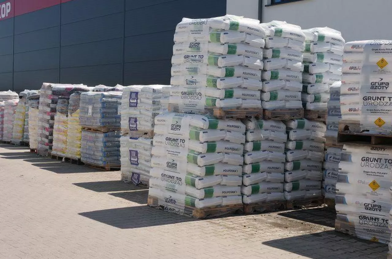 Zamówienia nawozów wstrzymane, rolnicy w napięciu. Grupa Azoty dementuje