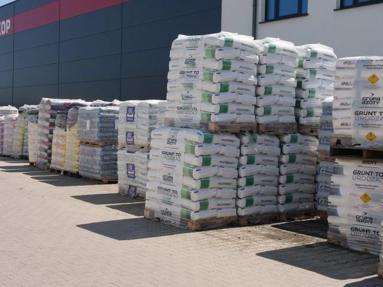 Zamówienia nawozów wstrzymane, rolnicy w napięciu. Grupa Azoty dementuje