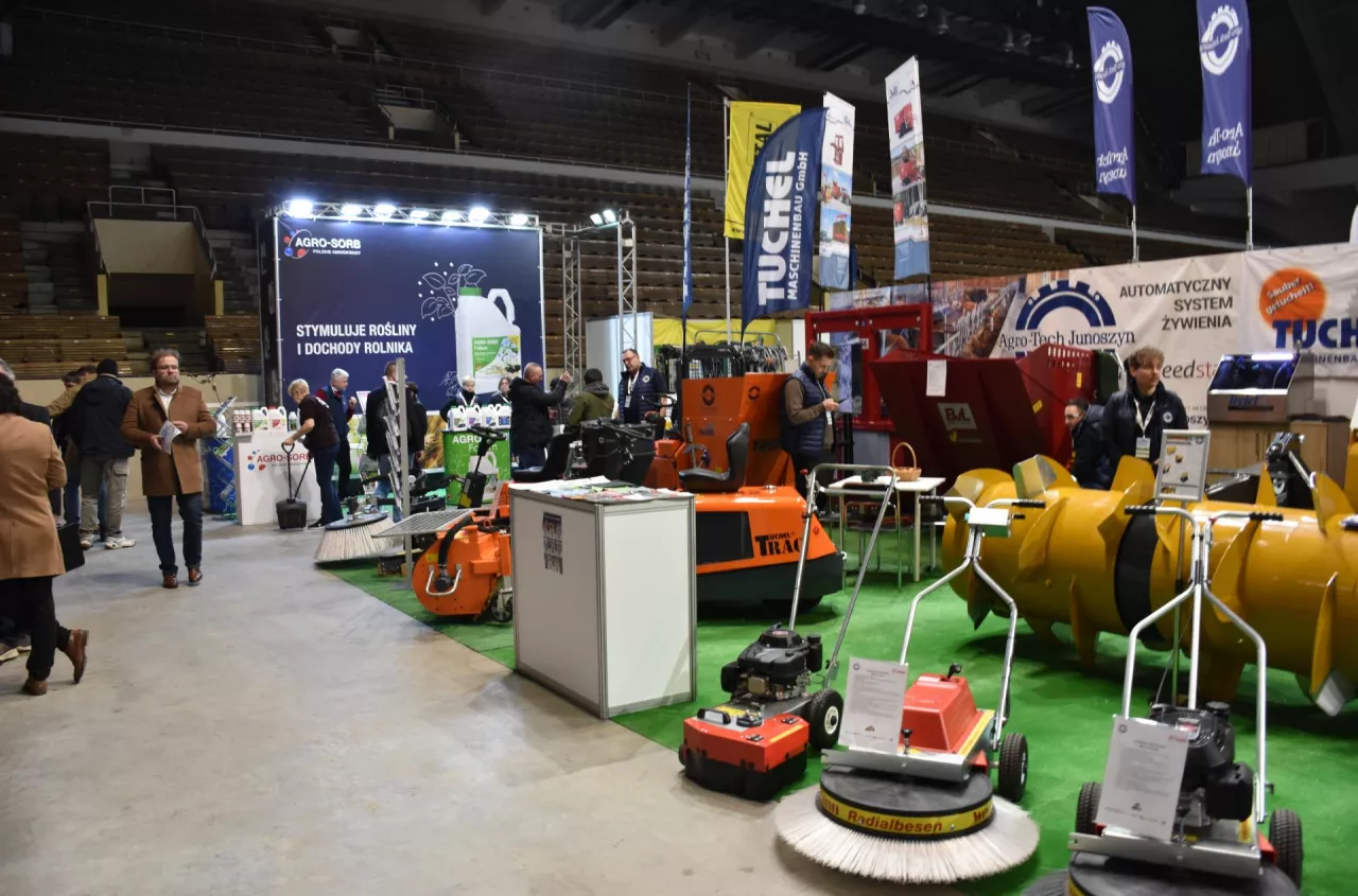 Te maszyny same karmią i ogarniają oborę. Rolnicy przecierają oczy