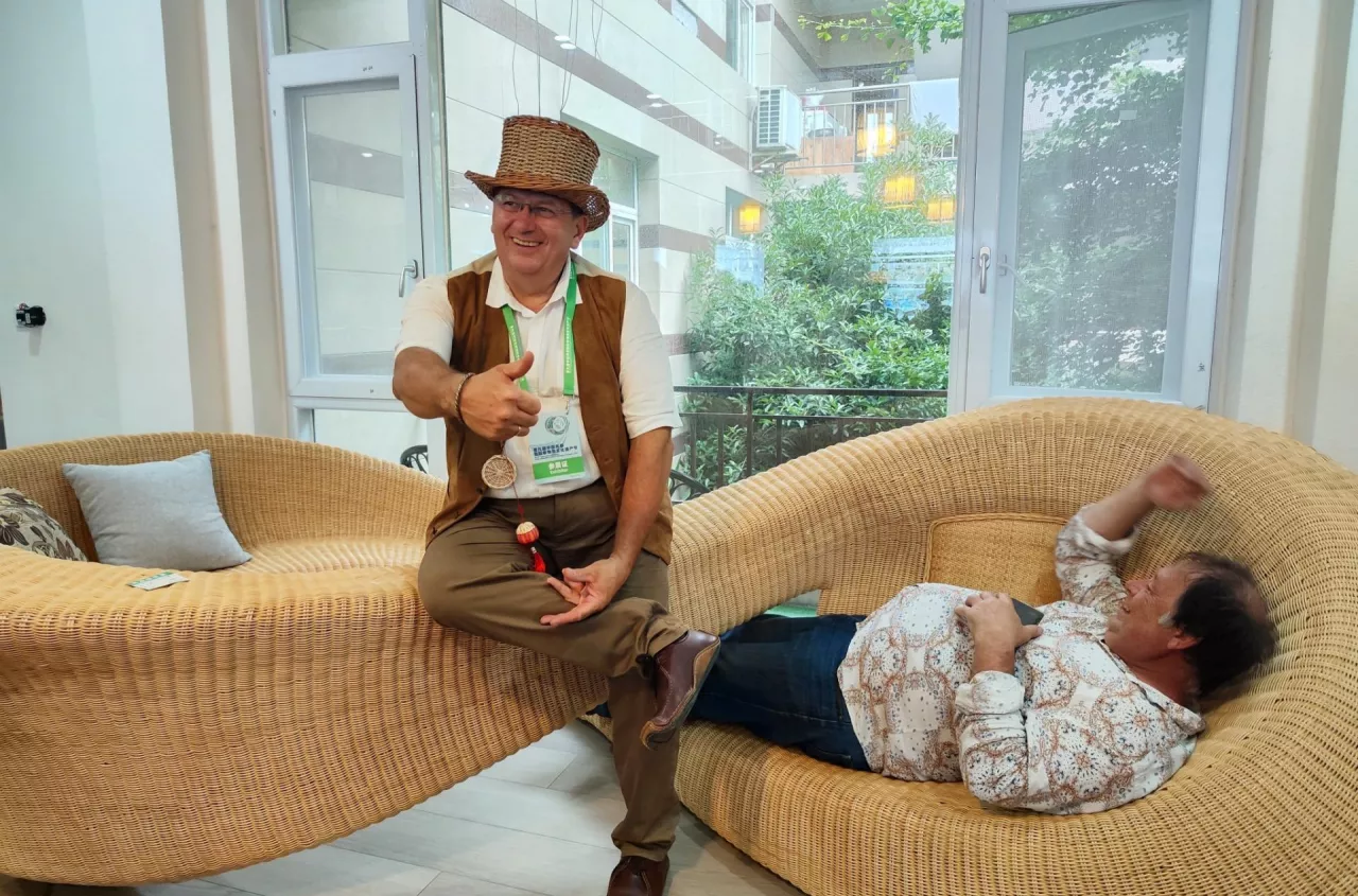 „Pan Plecionka” podbija internet. Tradycyjny fach wraca do łask