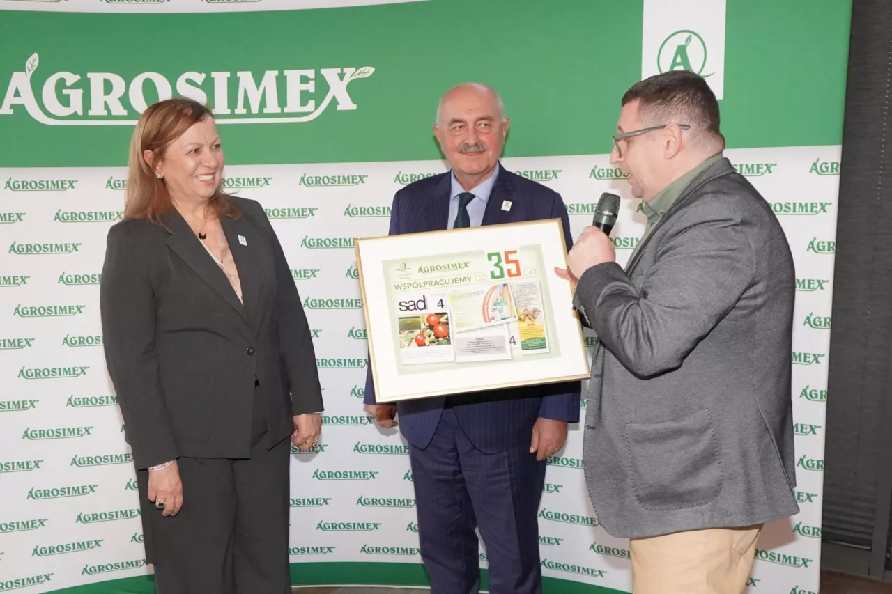 Trudno było to odnaleźć – pierwsze reklamy produktów Agrosimexu w prasie rolniczej. Ale udało się i taką pamiątkę Wiesławie i Leszkowi Barańskim sprezentował Adam Paradowski, prezes zarządu AgroHorti Media. A były to reklamy mieszańców kukurydzy firmy Kiskun, preparat dodynowy Efuzin, i w „Tygodniku Rolniczym” nawozy Rosasol i Rosabor