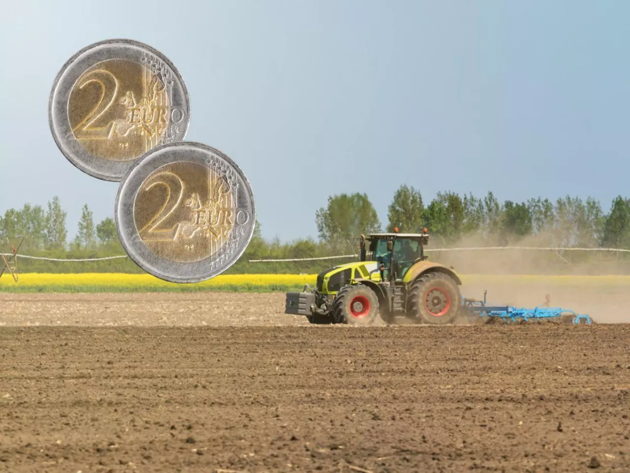 maszyna rolnicza na polu, po lewej dwie monety 2 euro
