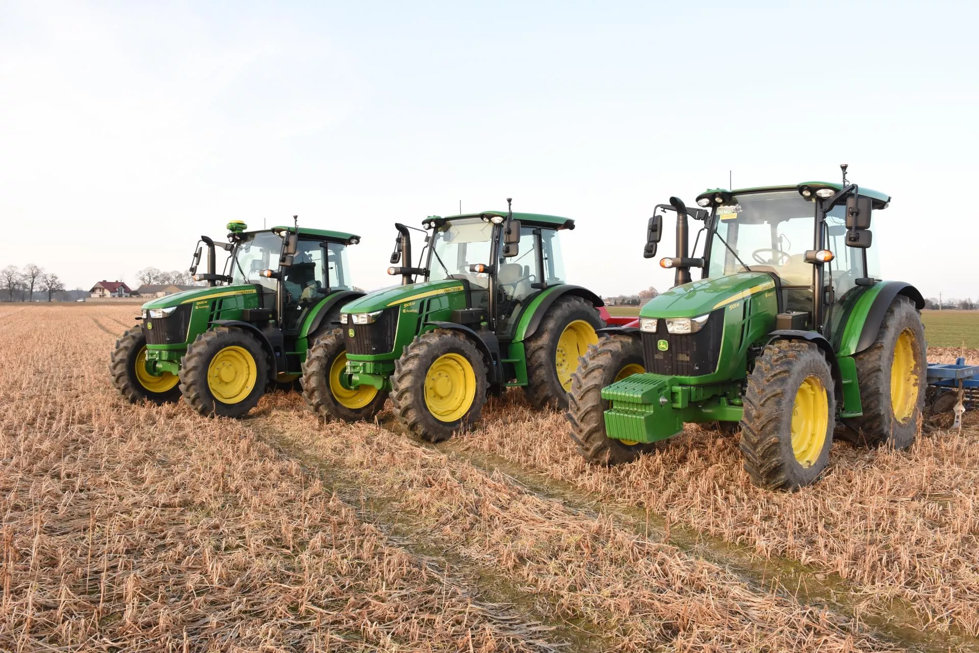 Trzy identyczne ciągniki? Tylko z pozoru