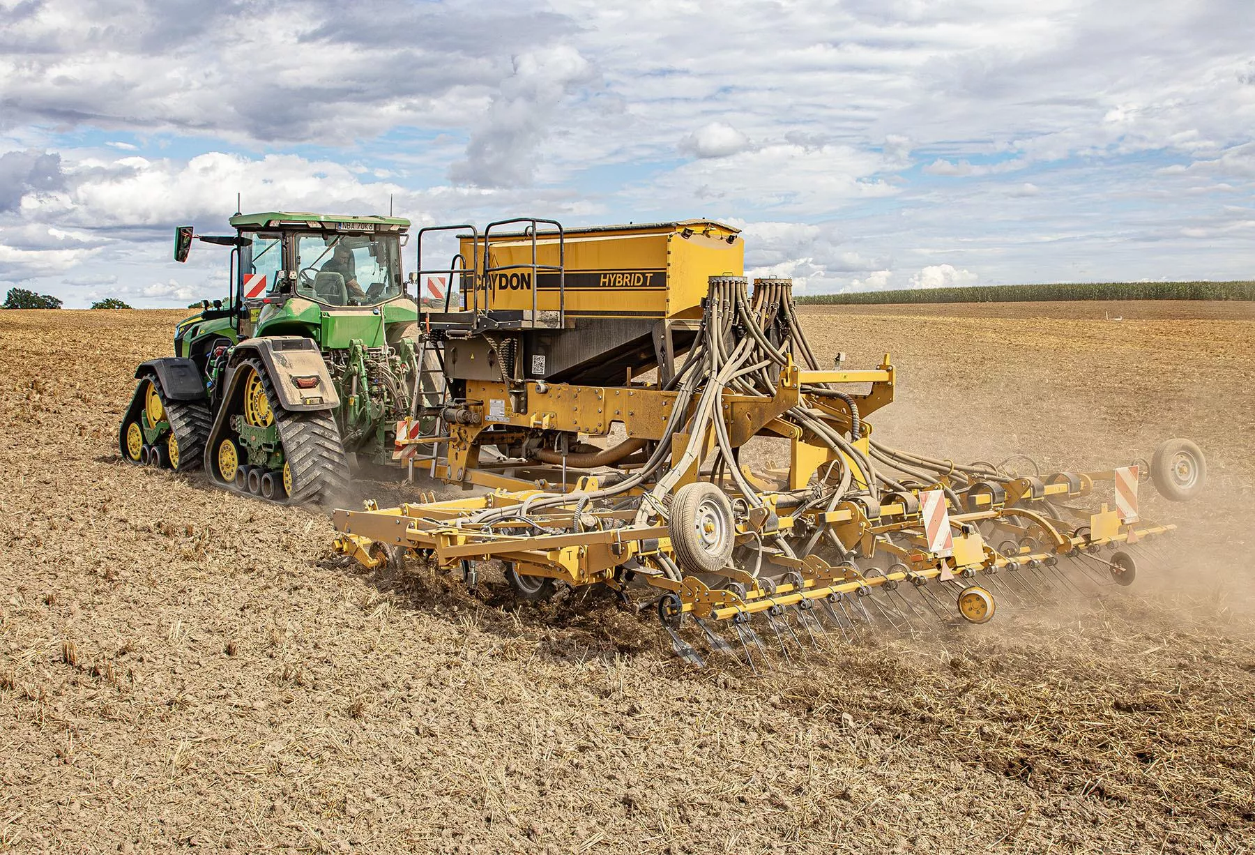 Orka choćby 450 zł za hektar. Sprawdzamy ceny usług rolniczych 2026